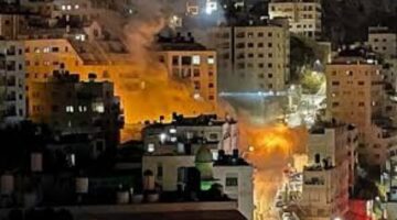 حريق في مبنى بوسط إسرائيل وإطلاق مجموعة جديدة من الصواريخ الإيرانية تجاه الدولة المحتلة