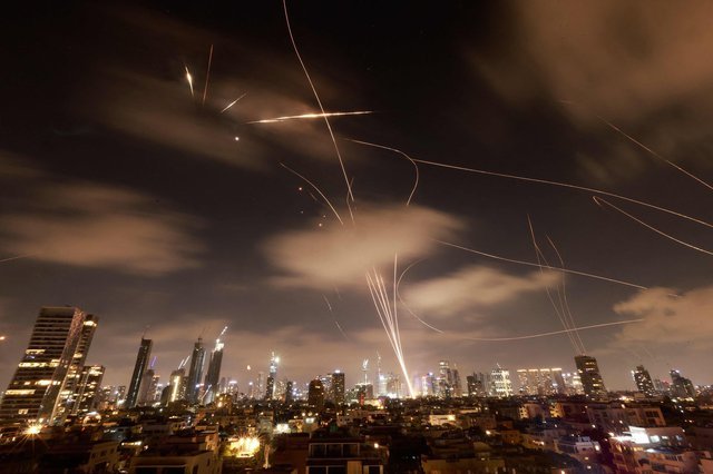 إسقاط صواريخ إيرانية على مواقع في وسط إسرائيل إسقاط صواريخ إيرانية على مواقع في وسط إسرائيل