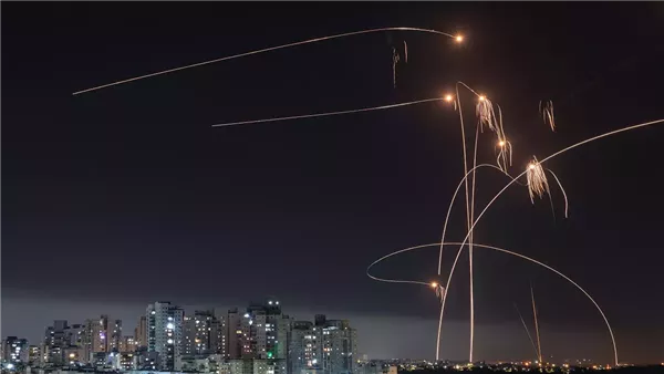القاهرة الإخبارية: استهداف وسط إسرائيل بصواريخ إيرانية (فيديو) القاهرة الإخبارية: استهداف وسط إسرائيل بصواريخ إيرانية (فيديو)