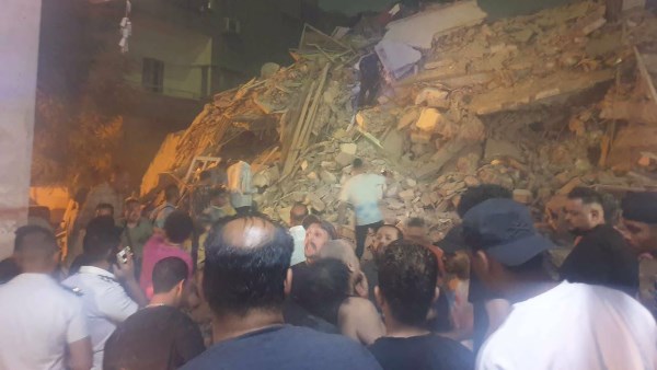 سقوط مبنى مكون من ٤ طوابق في منطقة السيدة زينب بالقاهرة سقوط مبنى مكون من ٤ طوابق في منطقة السيدة زينب بالقاهرة