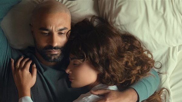 كريم فهمي يواجه مرضه بشكل غير متوقع في سياق مسلسل 220 يوم. كريم فهمي يواجه مرضه بشكل غير متوقع في سياق مسلسل 220 يوم.