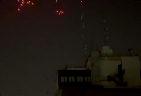 تصعيد خطر: عشرات الصواريخ الإيرانية تضرب قلب إسرائيل والدفاعات الجوية تفشل في التصدي لها، مما يؤدي إلى حرائق وأضرار في البنايات، والجيش الإسرائيلي ينفذ هجمات على طهران. تصعيد خطر: عشرات الصواريخ الإيرانية تضرب قلب إسرائيل والدفاعات الجوية تفشل في التصدي لها، مما يؤدي إلى حرائق وأضرار في البنايات، والجيش الإسرائيلي ينفذ هجمات على طهران.