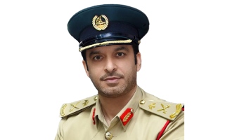 طفل يتعرض للسقوط من سيارة تقودها والدته في دبي