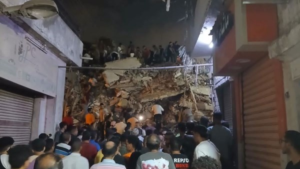 انتشال جثة طفل يبلغ من العمر 7 سنوات من تحت ركام مبنى في السيدة زينب انتشال جثة طفل يبلغ من العمر 7 سنوات من تحت ركام مبنى في السيدة زينب