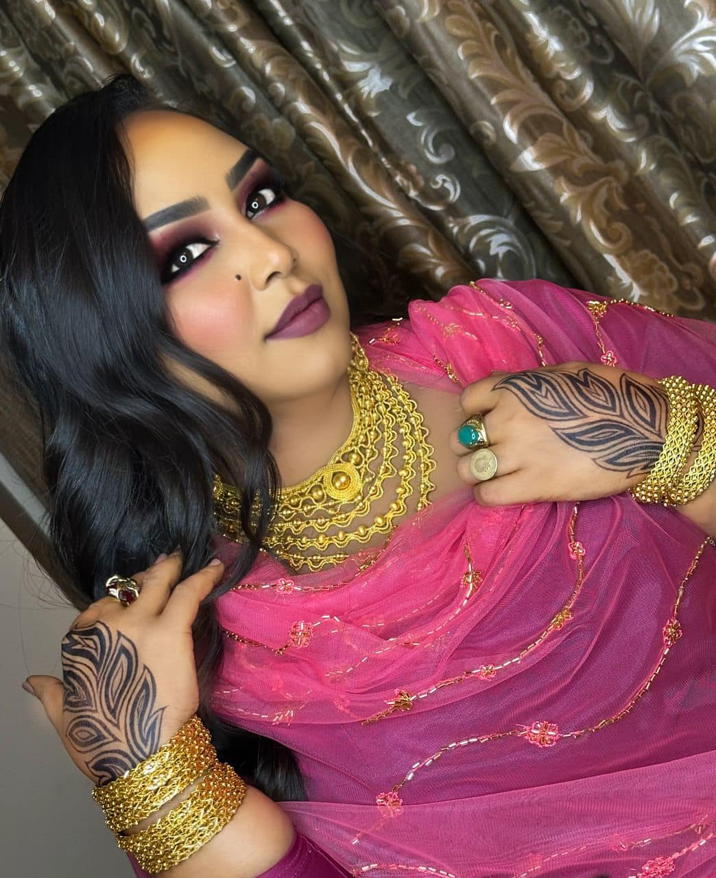 شاهد الفيديو: الفنانة هدى عربي تتألق بدون مكياج وتلعب مع عازفها كريستوفر في استوديو بالقاهرة.