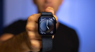 شاحن Spigen الجديد لساعة Apple Watch يُعزّز ذكريات iMac G3 الكلاسيكي