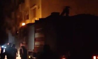 نقدم لكم الصور الأولى لاندلاع حريق في مبنى سكني على طريق التأمين في أسوان