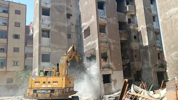 هدم مبنى مهدد بالانهيار في منطقة هدى شعراوي بحي ثان في الإسماعيلية هدم مبنى مهدد بالانهيار في منطقة هدى شعراوي بحي ثان في الإسماعيلية