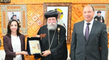 محافظ البحيرة ومدير الأمن يهنئان الأنبا إيلاريون بمناسبة تعيينه أسقفاً لإيبارشية البحيرة