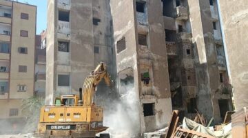 حماية المواطنين أولوية: هدم مبنى مهدد بالسقوط في شارع هدى شعراوي بالإسماعيلية