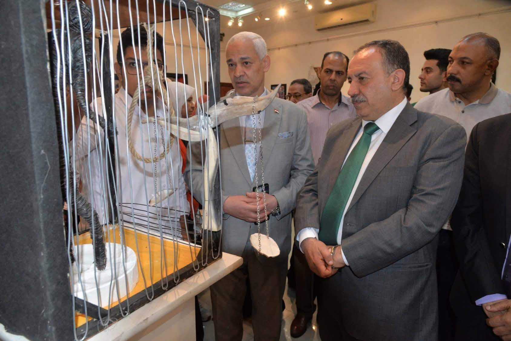 بالتعاون مع طلاب الجامعة وذوي الاحتياجات الخاصة.. محافظ أسيوط يطلق معرض “قضايا” في قصر الثقافة بالتعاون مع طلاب الجامعة وذوي الاحتياجات الخاصة.. محافظ أسيوط يطلق معرض “قضايا” في قصر الثقافة