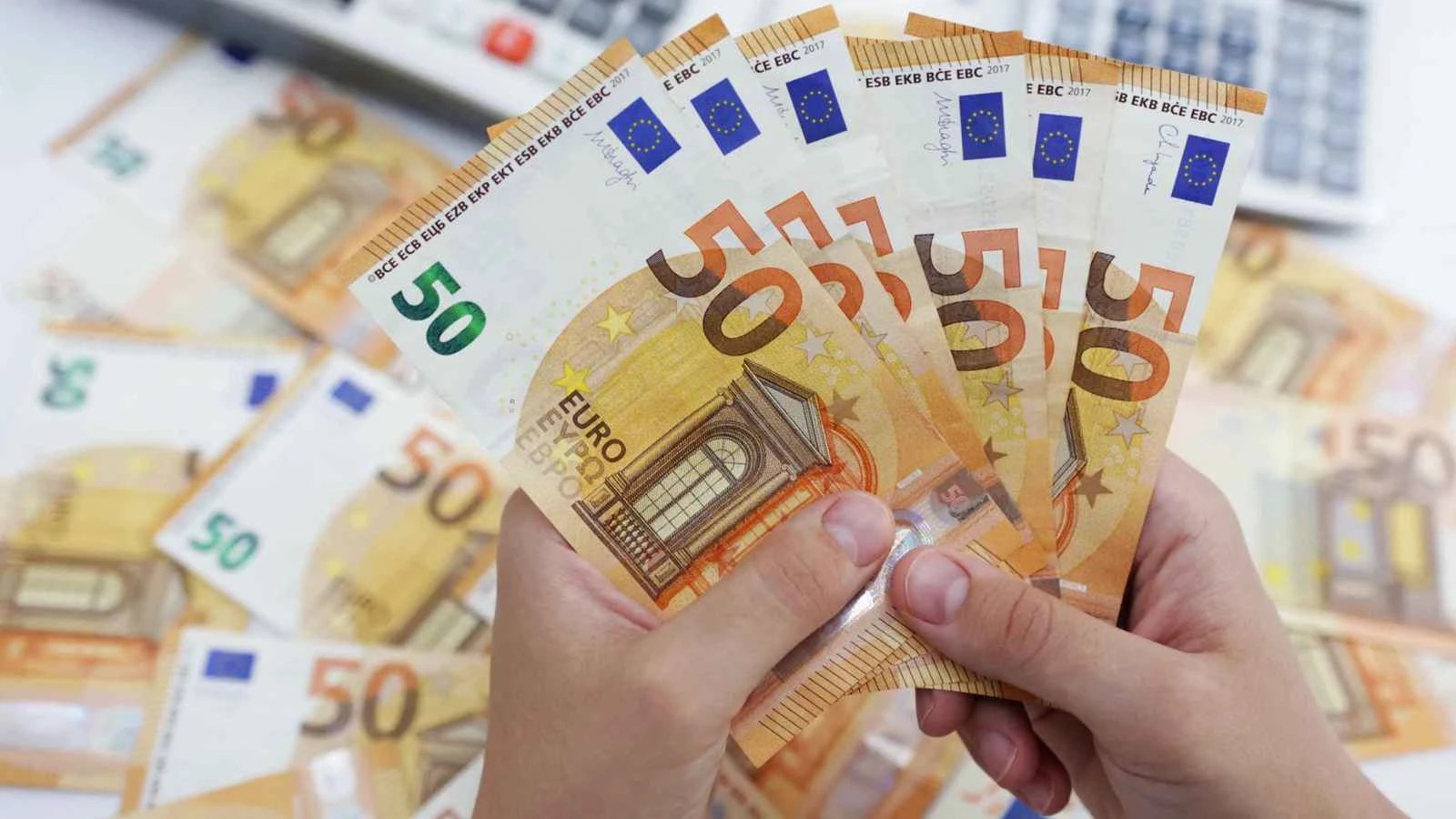 سعر اليورو في مصر اليوم، الأربعاء 18 يونيو 2025: انخفاض ملحوظ في ظل التوترات بين إيران وإسرائيل. سعر اليورو في مصر اليوم، الأربعاء 18 يونيو 2025: انخفاض ملحوظ في ظل التوترات بين إيران وإسرائيل.