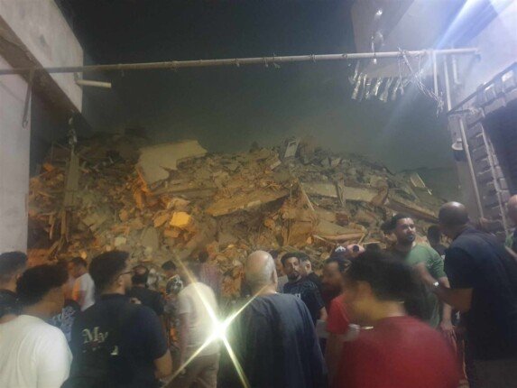 أرواح محاصرة تحت الركام.. تحقيقات شاملة بشأن انهيار مبنى في السيدة زينب «صور» أرواح محاصرة تحت الركام.. تحقيقات شاملة بشأن انهيار مبنى في السيدة زينب «صور»