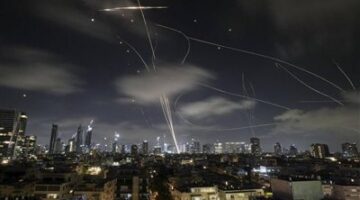 «معركة في الأجواء».. مواجهات بين الصواريخ الإيرانية وأنظمة الدفاع الإسرائيلية فوق تل أبيب | صور