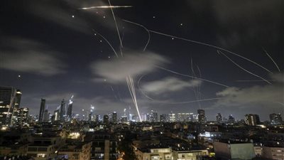 «معركة في الأجواء».. مواجهات بين الصواريخ الإيرانية وأنظمة الدفاع الإسرائيلية فوق تل أبيب | صور «معركة في الأجواء».. مواجهات بين الصواريخ الإيرانية وأنظمة الدفاع الإسرائيلية فوق تل أبيب | صور