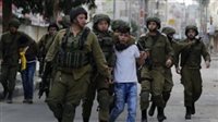قوات الاحتلال تقوم باعتقال 16 فلسطينياً من منطقة الخليل في جنوب الضفة الغربية.