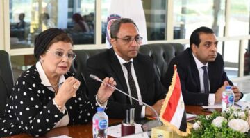 نائب وزير الصحة يقوم بزيارة لمحافظة قنا.. والمحافظ: «النمو السكاني يعد تحديًا يعرقل التنمية»