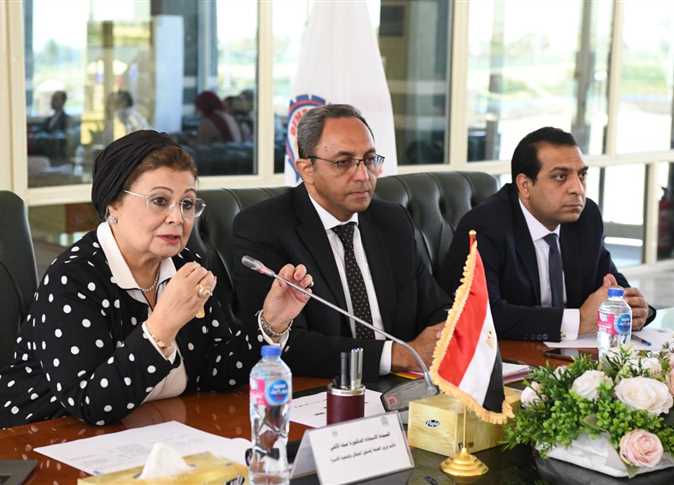 نائب وزير الصحة يقوم بزيارة لمحافظة قنا.. والمحافظ: «النمو السكاني يعد تحديًا يعرقل التنمية» نائب وزير الصحة يقوم بزيارة لمحافظة قنا.. والمحافظ: «النمو السكاني يعد تحديًا يعرقل التنمية»