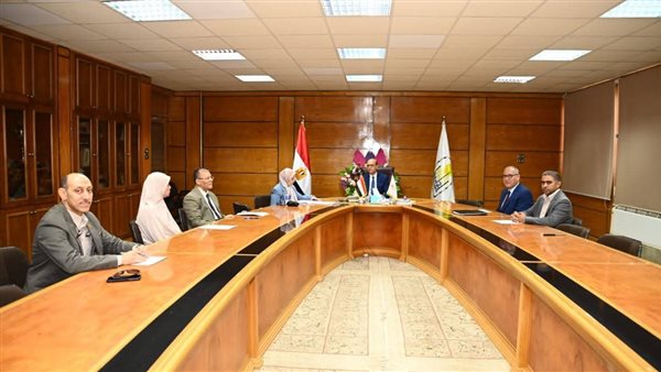 رئيس جامعة أسيوط يقود اجتماع مركز استشارات الحاسوب لمناقشة تحسين الخدمات الرقمية رئيس جامعة أسيوط يقود اجتماع مركز استشارات الحاسوب لمناقشة تحسين الخدمات الرقمية