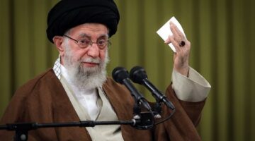 إيران تهدد بالانتقام من الولايات المتحدة في حال ثبوت مسؤوليتها عن الهجمات الإسرائيلية.