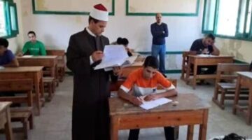طلاب الفرع العلمي في الثانوية الأزهرية بشمال سيناء يتقدمون لامتحان مادة الصرف.