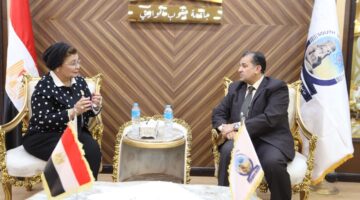 نائب وزير الصحة تتناول مع جامعة جنوب الوادي تعزيز السمات السكانية وصحة الإنجاب
