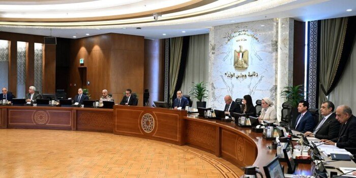 مجلس الوزراء يجتمع أسبوعيًا ويناقش مجموعة من القضايا الهامة مجلس الوزراء يجتمع أسبوعيًا ويناقش مجموعة من القضايا الهامة