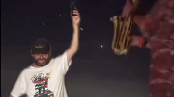 على أنغام الدبكة.. نجم أمريكي معروف يحتفي بقصف إيران على إسرائيل (فيديو)