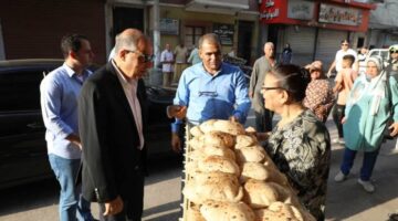 محافظ المنيا يشن حملة مفاجئة على المخابز البلدية للتحقق من جودة الخبز وحصص الدقيق الموزعة.