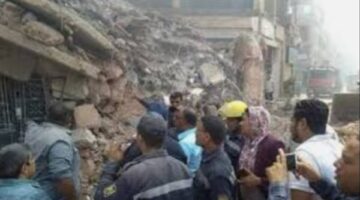 الحماية المدنية تعتمد على خراطيم للاستماع إلى أصوات الضحايا تحت أنقاض المبنى المنهار في السيدة زينب.