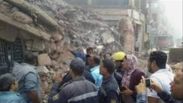 الحماية المدنية تعتمد على خراطيم للاستماع إلى أصوات الضحايا تحت أنقاض المبنى المنهار في السيدة زينب. الحماية المدنية تعتمد على خراطيم للاستماع إلى أصوات الضحايا تحت أنقاض المبنى المنهار في السيدة زينب.