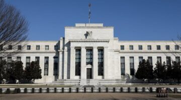 البنك الاحتياطي الفيدرالي الأمريكي يميل نحو تثبيت أسعار الفائدة وسط ارتفاع التقلبات الاقتصادية