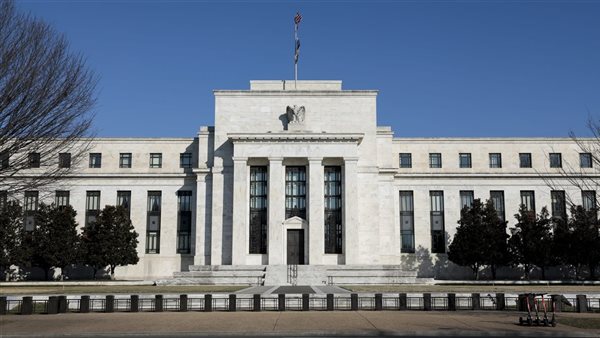 البنك الاحتياطي الفيدرالي الأمريكي يميل نحو تثبيت أسعار الفائدة وسط ارتفاع التقلبات الاقتصادية البنك الاحتياطي الفيدرالي الأمريكي يميل نحو تثبيت أسعار الفائدة وسط ارتفاع التقلبات الاقتصادية