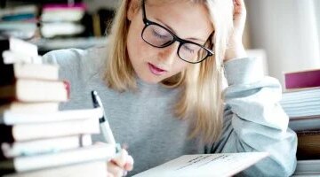 تجنبها على الفور: أطعمة تشتت الانتباه وتؤثر سلبًا على الذهن خلال فترة الامتحانات الثانوية.