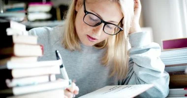 تجنبها على الفور: أطعمة تشتت الانتباه وتؤثر سلبًا على الذهن خلال فترة الامتحانات الثانوية. تجنبها على الفور: أطعمة تشتت الانتباه وتؤثر سلبًا على الذهن خلال فترة الامتحانات الثانوية.