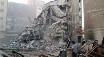 محافظ الإسماعيلية يشرف على هدم مبنى مهدد بالسقوط في حي ثانٍ لحماية المواطنين