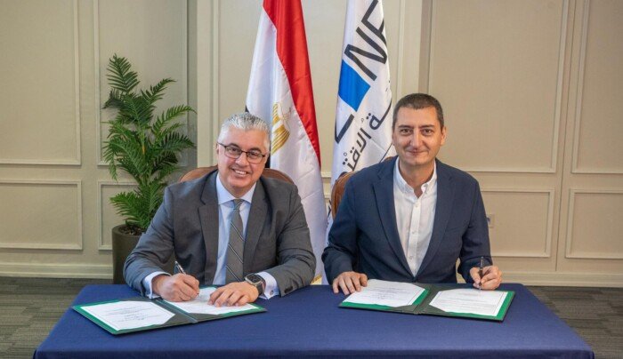 رئيس الهيئة الاقتصادية لقناة السويس يبرم اتفاقية جديدة مع شركة أولوسوي التركية المتخصصة في صناعة الغزل والنسيج. رئيس الهيئة الاقتصادية لقناة السويس يبرم اتفاقية جديدة مع شركة أولوسوي التركية المتخصصة في صناعة الغزل والنسيج.