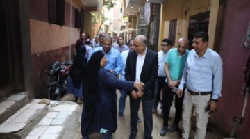 محافظ المنيا يتيح دائماً باب الحوار مع المواطنين ويناقش قضايا الإشغالات وشكاوى النظافة