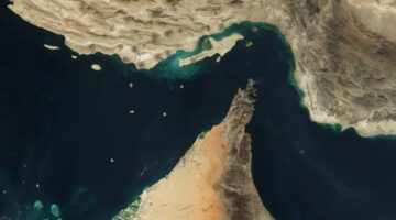 تصاعد التوترات بين إيران وإسرائيل يدفع شركات الشحن لتفادي المرور عبر مضيق هرمز