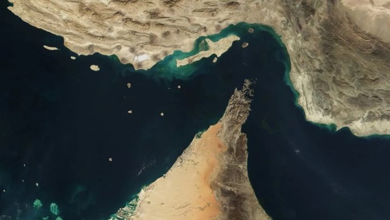 تصاعد التوترات بين إيران وإسرائيل يدفع شركات الشحن لتفادي المرور عبر مضيق هرمز تصاعد التوترات بين إيران وإسرائيل يدفع شركات الشحن لتفادي المرور عبر مضيق هرمز