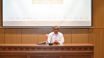 وزير الإعلام يجتمع بمجموعة من قادة شرطة عُمان السُّلطانية