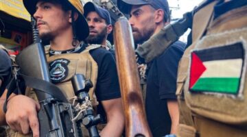 عوامل جديدة ومفاجآت: الكشف عن السبب وراء “تأجيل” جمع سلاح المقاومة في مخيمات فلسطين بلبنان.. تطورات غامضة وتحذيرات من زيادة العنف.. هل عجزت خطة عباس؟