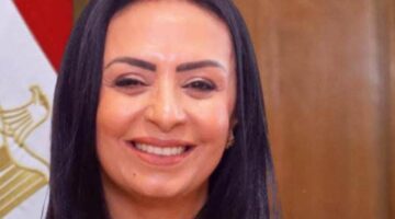 وزيرة التضامن تراقب آثار انهيار مبنى السيدة زينب وتوجه بصرف التعويضات الضرورية لعائلات الضحايا.