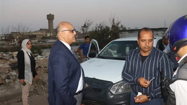 محافظ القليوبية يضبط مركبة تقوم بإلقاء نفايات خطرة على طريق ترعة الإسماعيلية في شبرا الخيمة. محافظ القليوبية يضبط مركبة تقوم بإلقاء نفايات خطرة على طريق ترعة الإسماعيلية في شبرا الخيمة.