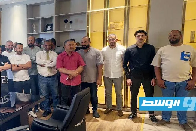 موظفو “الموارد المائية” يعربون عن استهجانهم لدخول “الوزير الموقوف” الوزارة بدعم من “قوة عسكرية” موظفو “الموارد المائية” يعربون عن استهجانهم لدخول “الوزير الموقوف” الوزارة بدعم من “قوة عسكرية”