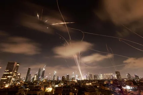 الخبير أنيس القاسم يناشد السلطات الأردنية: “دعوا صواريخ إيران تهبط بعيدًا، فالقانون الدولي لا يُحمِّل المملكة أي مسؤوليات” .. النقاشات تتزايد حول “حياد العمليات” وعمان تستعد لعمليات طويلة الأمد.