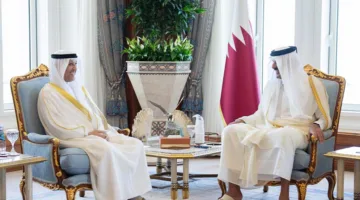 أمير قطر يكرّم سفير الكويت بجائزة «الوجبة»