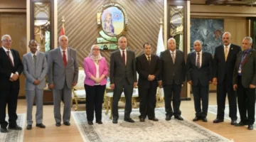 رئيس جامعة جنوب الوادي يستقبل المدير التنفيذي للبنك الزراعي المصري