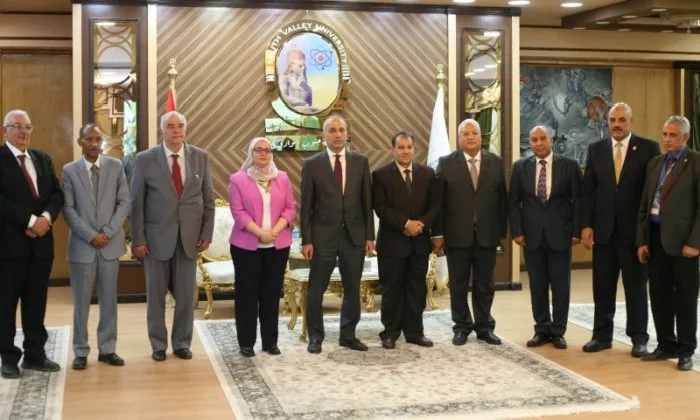 رئيس جامعة جنوب الوادي يستقبل المدير التنفيذي للبنك الزراعي المصري رئيس جامعة جنوب الوادي يستقبل المدير التنفيذي للبنك الزراعي المصري
