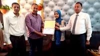 تعليم الوادي الجديد ي honored الطالبة التي حصلت على المركز الأول في الامتحان الإعدادي.